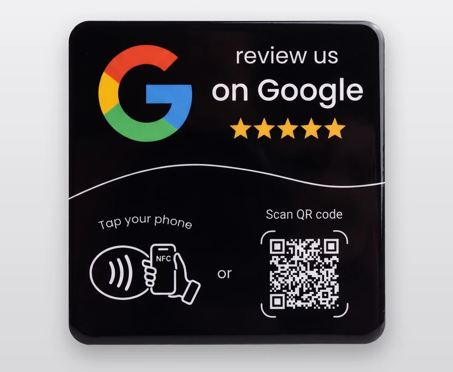 Schwarze NFC-Karte mit Google-Logo, fünf Sternen und QR-Code